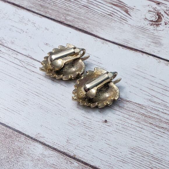 Vintage Clip On Earrings Gold Tone Leaf 1" - Picture 8 of 8